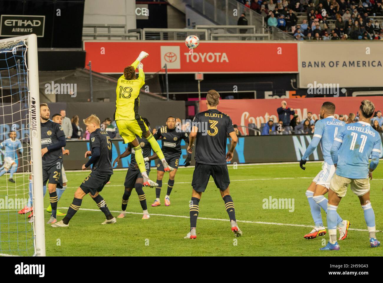 New York, Stati Uniti. 7 novembre 2021. Il portiere Andre Blake (18) della Philadelphia Union salva durante l'ultima partita della stagione contro NYCFC allo stadio Yankee di New York il 7 novembre 2021. (Foto di Lev Radin/Sipa USA) Credit: Sipa USA/Alamy Live News Foto Stock