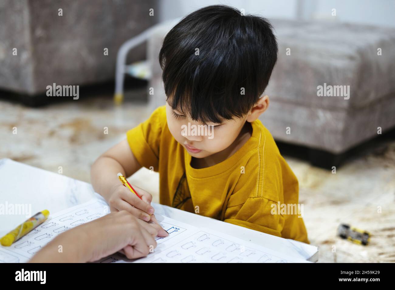 lavoro di insegnamento istruzione madre figli figlio familiare infanzia. Foto Stock