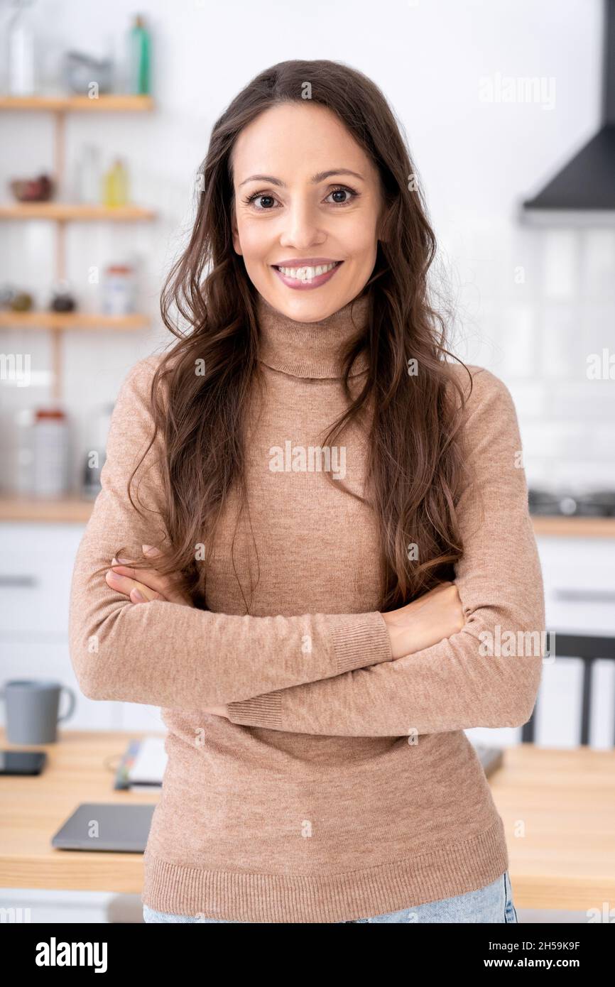 Ritratto a metà corpo di sorridente dipendente a distanza donna di affari in cucina a casa Foto Stock