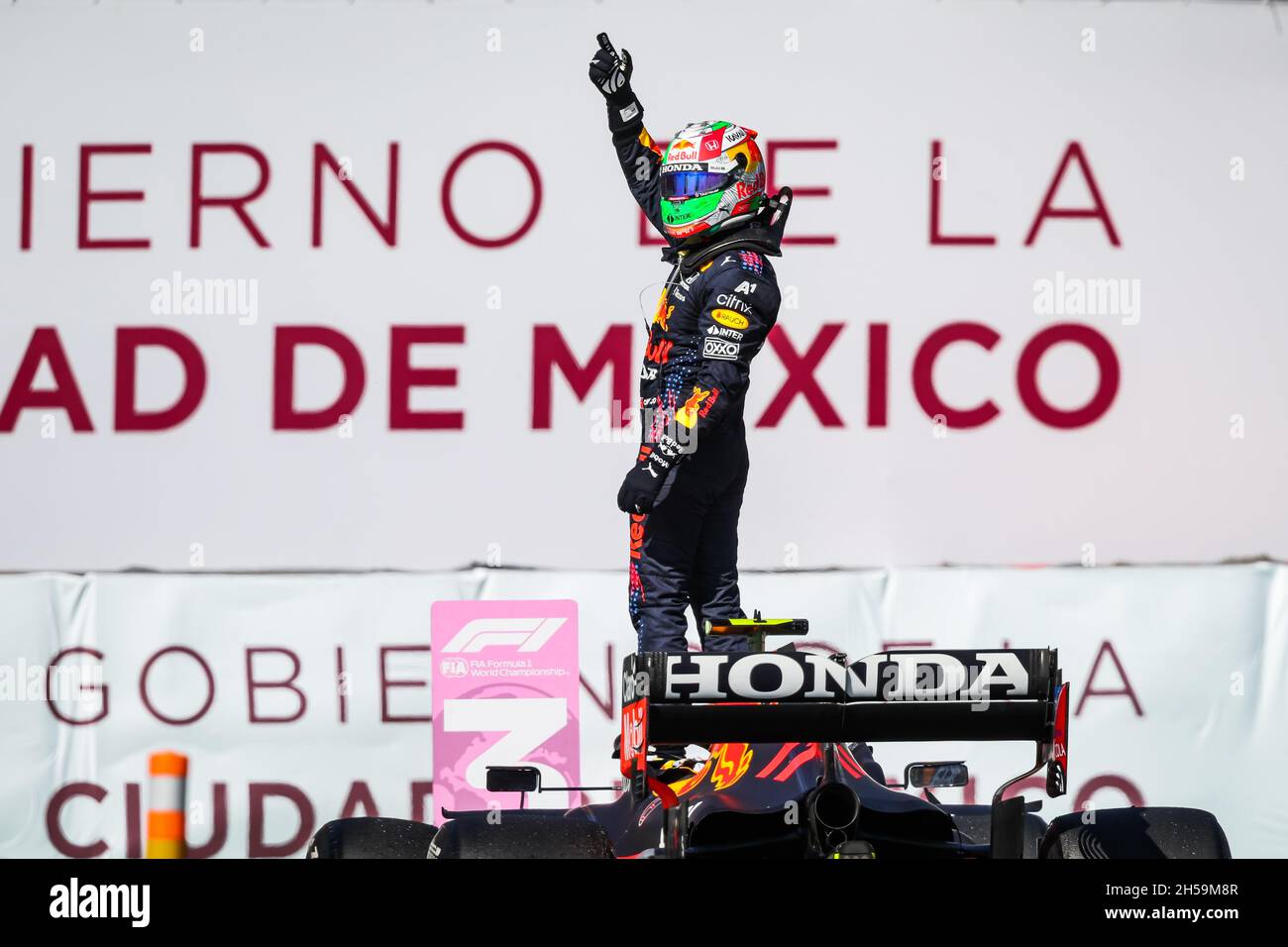 PEREZ Sergio (mex), Red Bull Racing Honda RB16B, festa del ritratto durante la Formula 1 Gran Premio De la Ciudad De Mexico 2021, Gran Premio di Città del Messico, 18° round del Campionato del mondo FIA Formula uno 2021 dal 5 al 7 novembre 2021 sull'Autodromo Hermanos Rodriguez, a Città del Messico, Messico - Foto: Florent Gooden/DPPI/LiveMedia Foto Stock