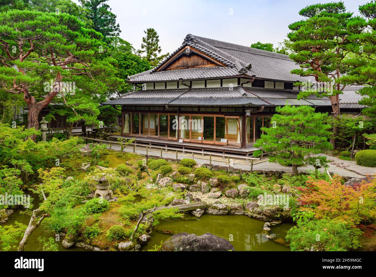 Terreno interno dello storico giardino giapponese Yoshikien. Foto Stock