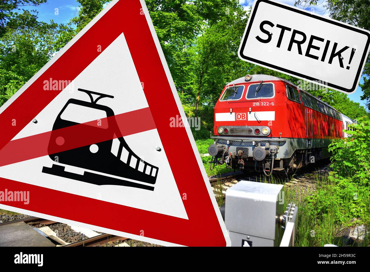 FTOMONTAGE, Durchgestrichenes Bahnübergangsschild und Regionalbahn, Symbolfoto Bahnstreik Foto Stock