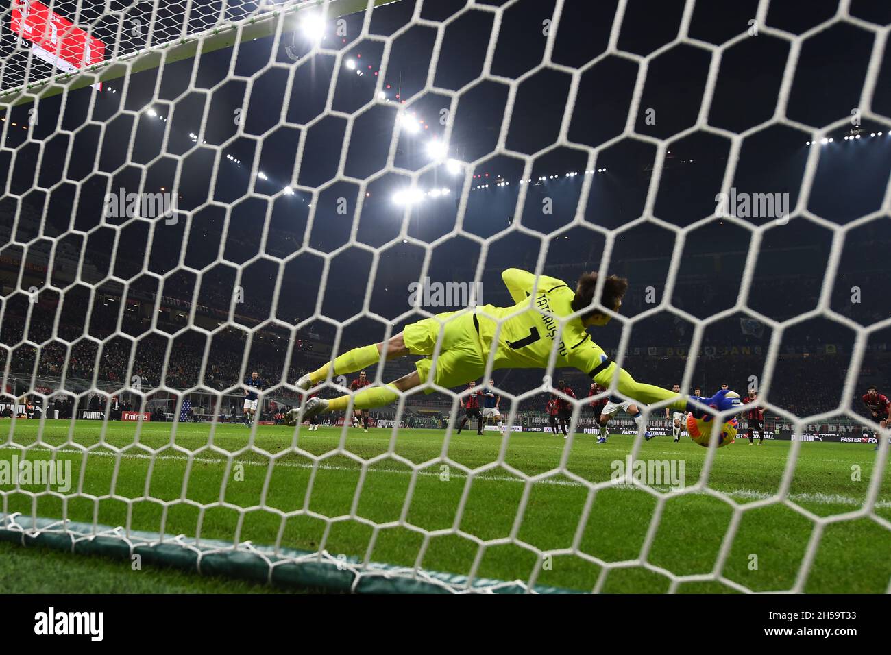 Milano, Italia. 7 novembre 2021. Ciprian Tatarusanu (Milano) Salva la pena durante la partita italiana 'srie A' tra Milano 1-1 Inter allo Stadio Giuseppe Meazza il 07 novembre 2021 a Milano. Credit: Maurizio Borsari/AFLO/Alamy Live News Foto Stock