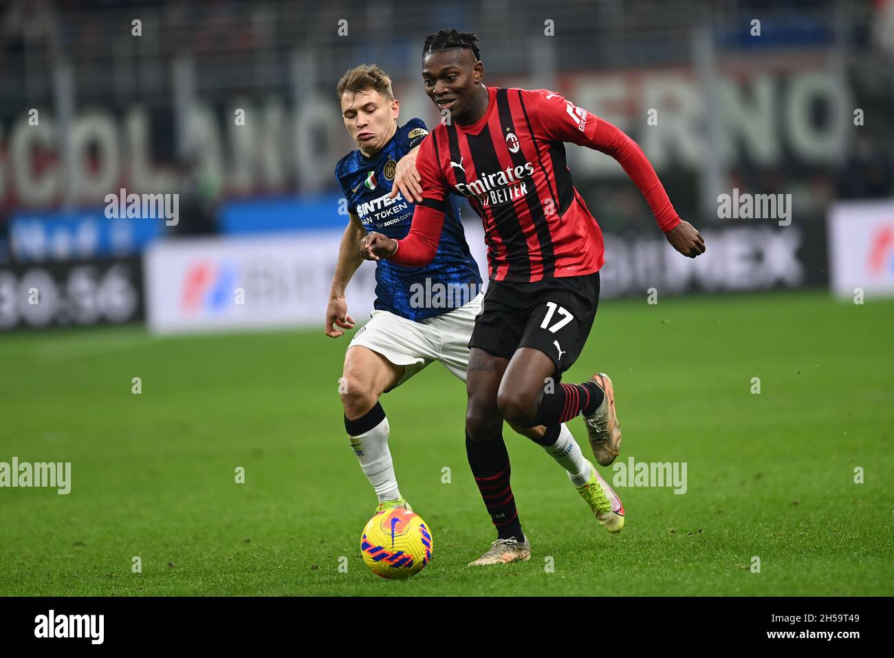 Milano, Italia. 7 novembre 2021. Rafael Leao (Milano)Nicolo Barella (Inter) durante la partita italiana 'spirie A' tra Milano 1-1 Inter allo Stadio Giuseppe Meazza il 07 novembre 2021 a Milano. Credit: Maurizio Borsari/AFLO/Alamy Live News Foto Stock