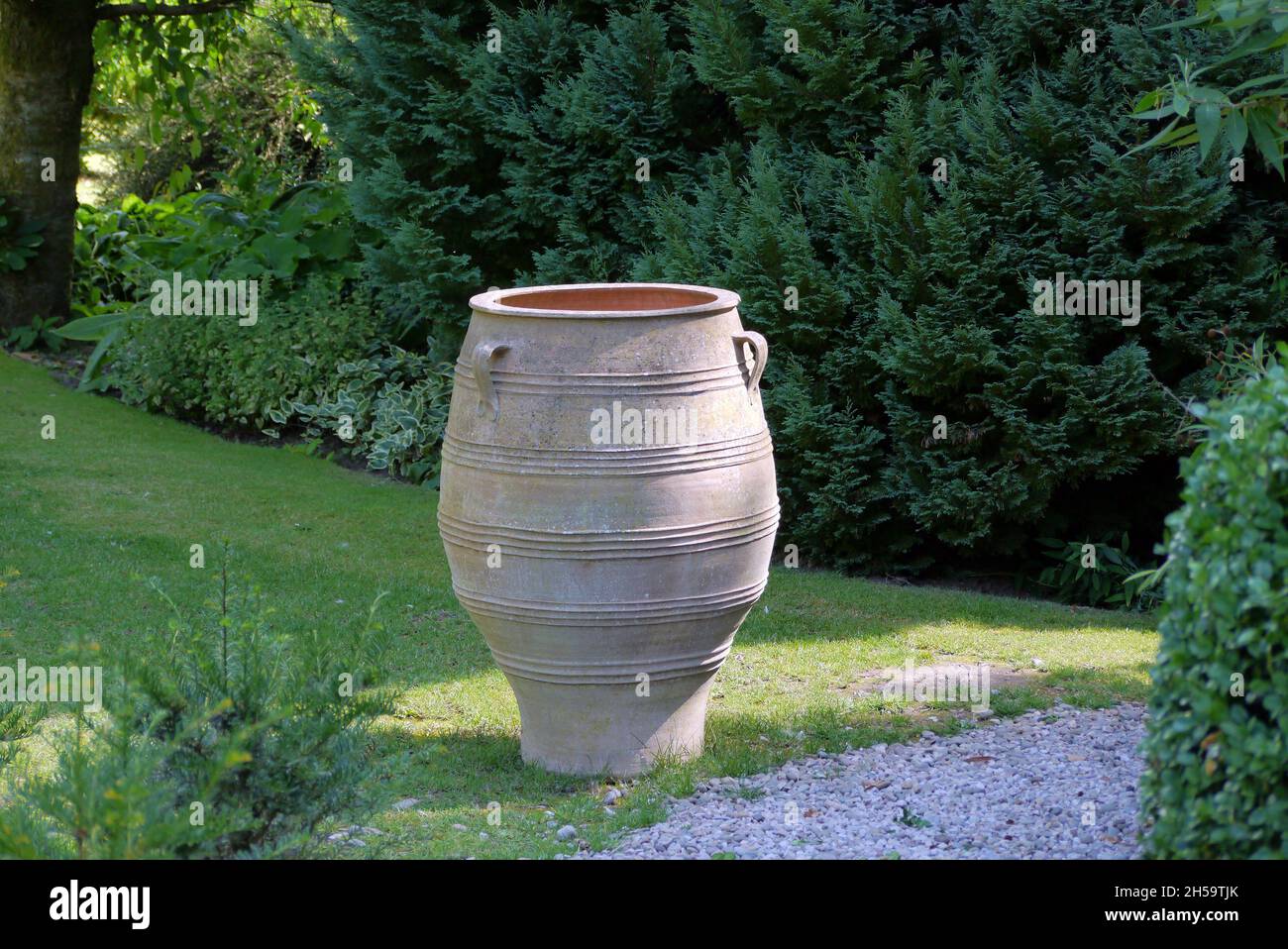 Large Stone Urn Planter nel Top Garden di Dalemain Mansion & Historic Gardens, Lake District National Park, Cumbria, Inghilterra, Regno Unito. Foto Stock