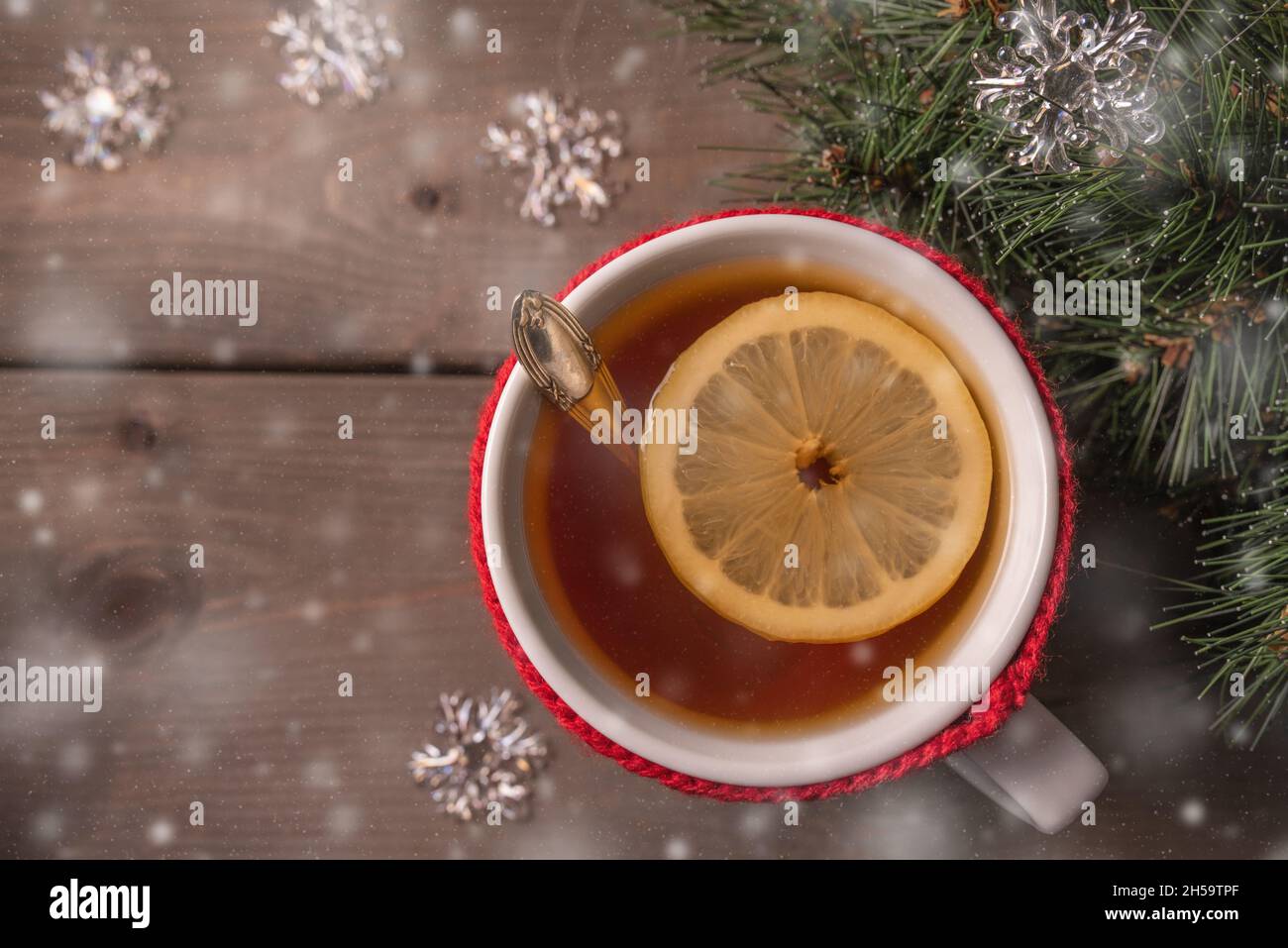 Vista invernale del tè caldo con limone. Foto Stock