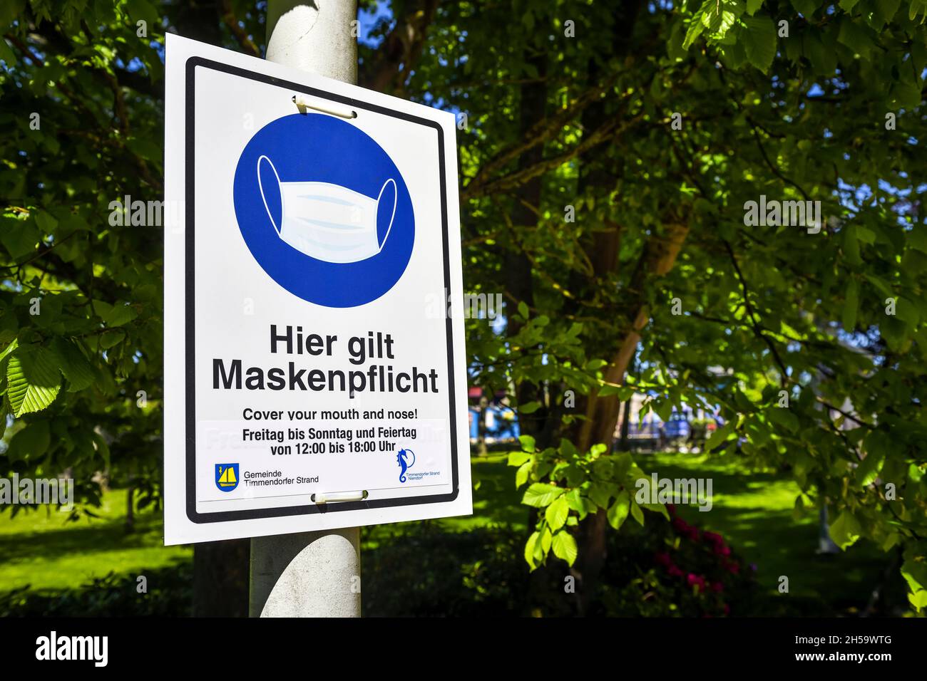 Maskenpflicht-Schild im Kurpark von Timmendorfer Strand, Schleswig-Holstein, Deutschland, Europa Foto Stock