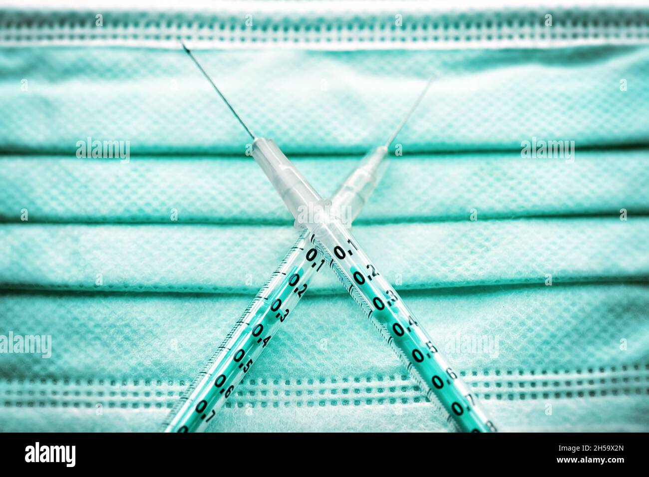 Zwei gekreuzte Spritzen, Symbolfoto Kreuzimpfung Foto Stock