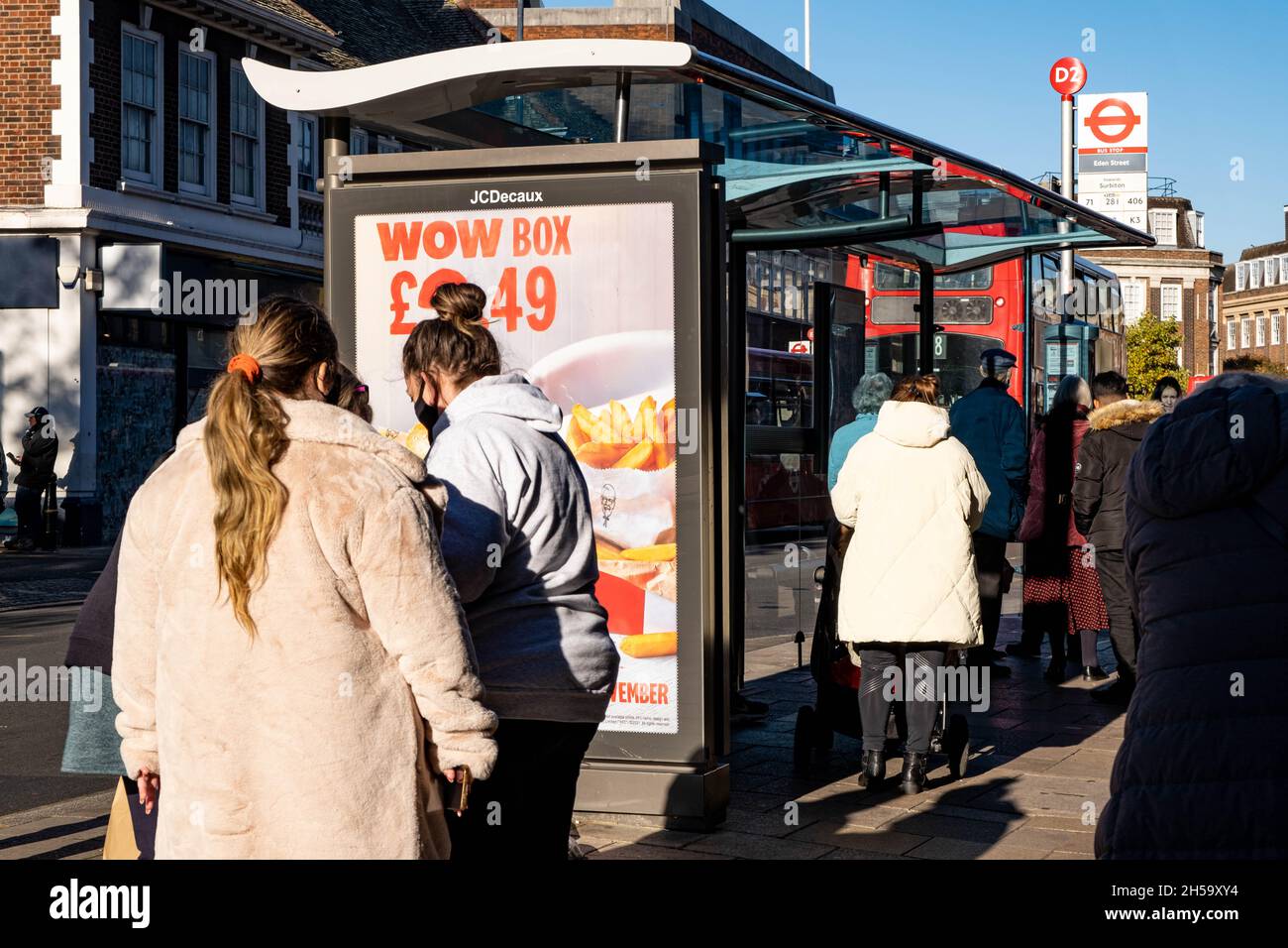 Kingston upon Thames Londra Inghilterra UK 5 novembre 2021, gruppo di persone in coda ad Una fermata dell'autobus su una London Street Foto Stock