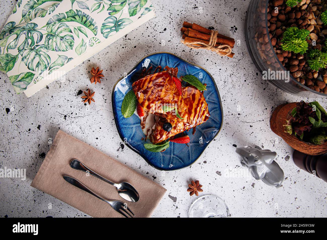 Strudel di mele dolce con bacche e cioccolato Foto Stock