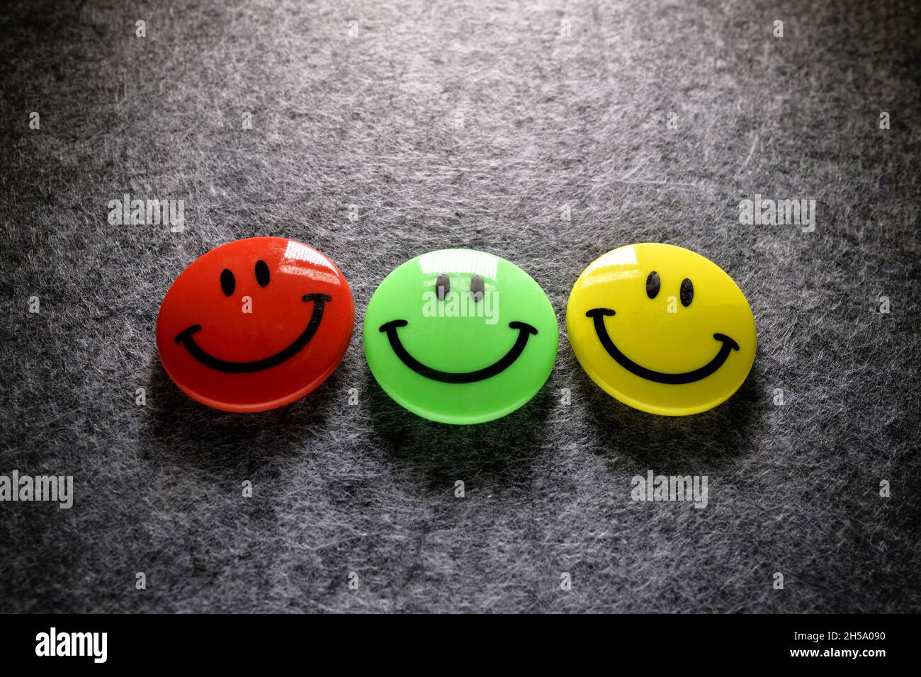 Farbige Smileys in Rot, Grün und Gelb, Symbolfoto Koalition aus SPD, Grüne und FDP, Ampel-Koalition Foto Stock