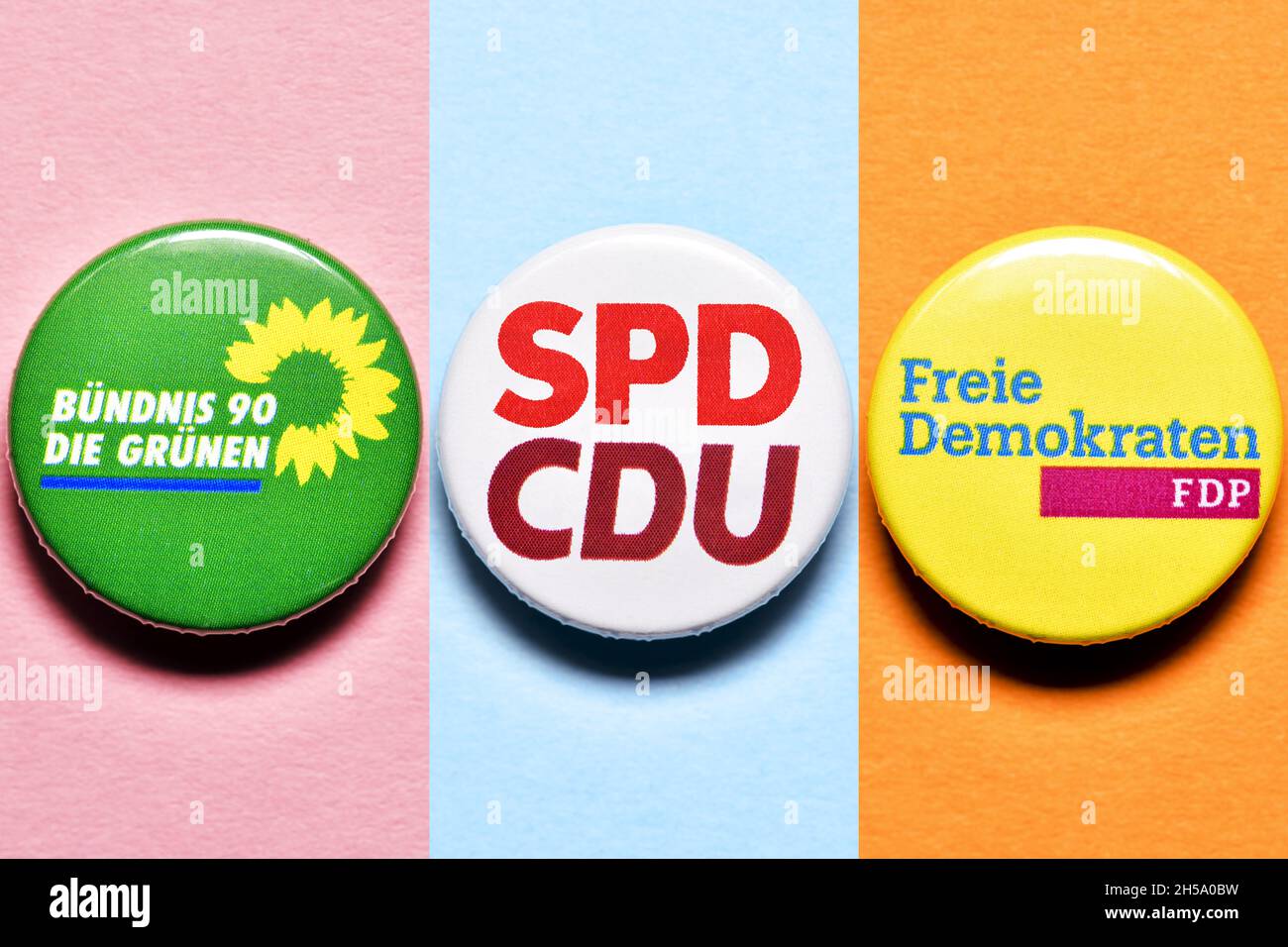 FTOMONTAGE, gemeinsamer Partei-Anstecker von der CDU und der SPD und Anstecker der FDP und den Grünen, Symbolfoto Koalitionsverhandlungen Foto Stock