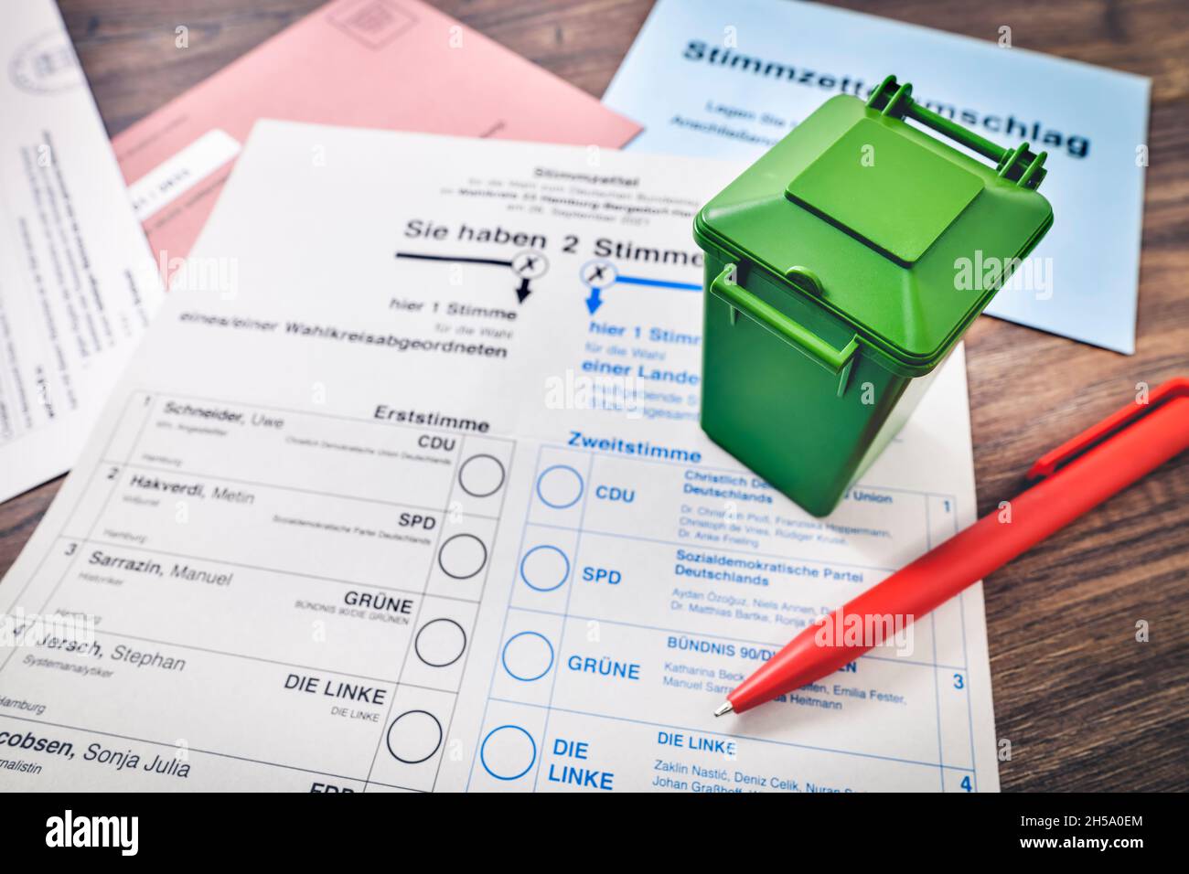 Stimmzettel zur Bundestagswahl 2021 und Mülleimer, Symbolfoto Nichtwähler und Protestwähler Foto Stock