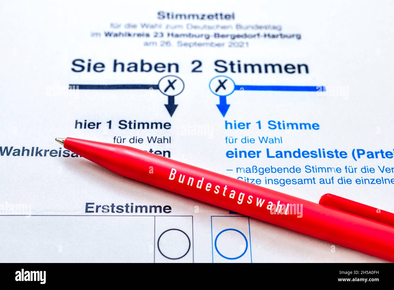 Stimmzettel zur Bundestagswahl 2021 mit Kugelschreiber Foto Stock