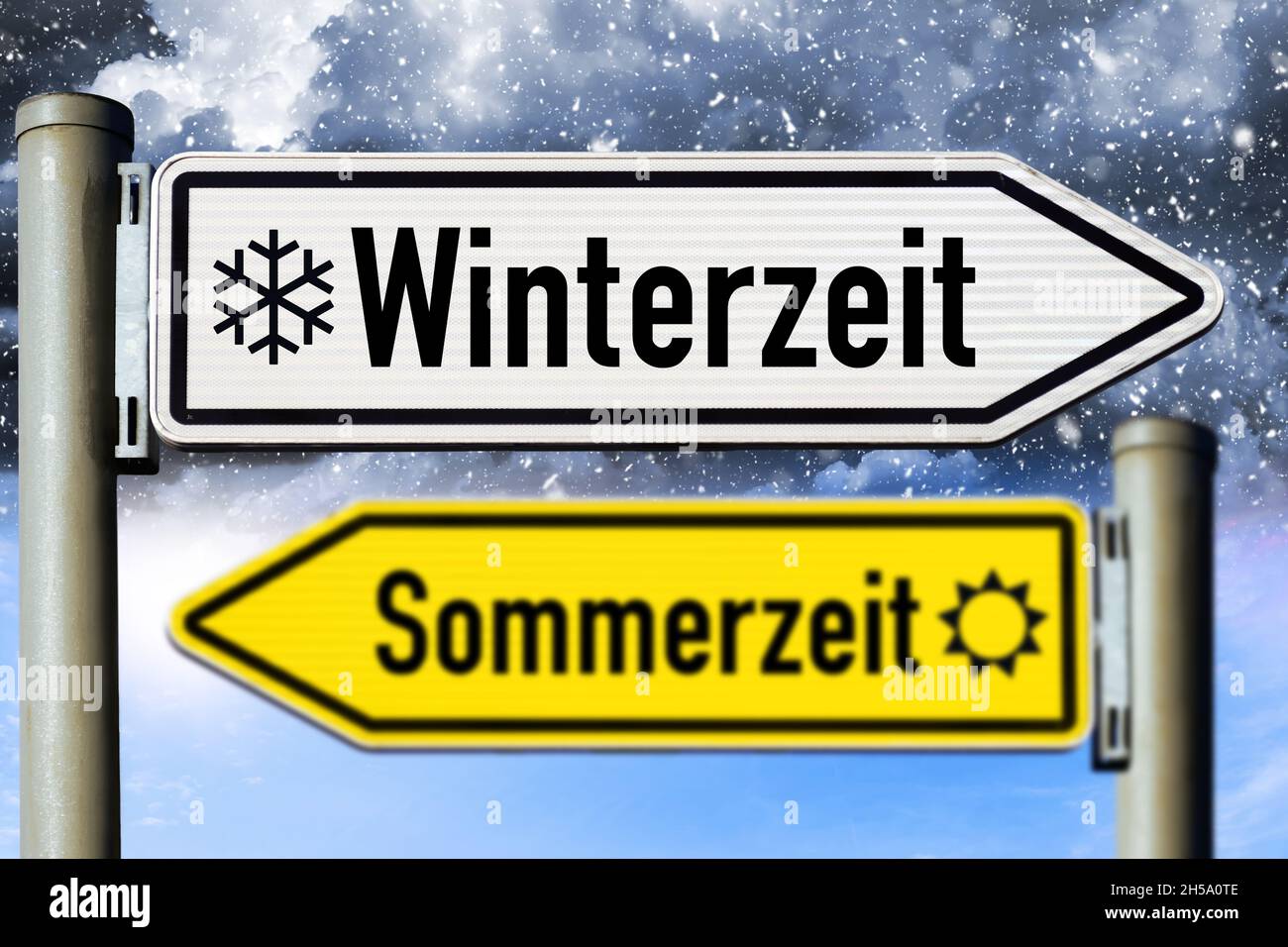 FONTOMONTAGE, Wegweiser Winterzeit und Sommerzeit, Symbolfoto Rückstellung auf Winterzeit, Zeitumstellung Foto Stock
