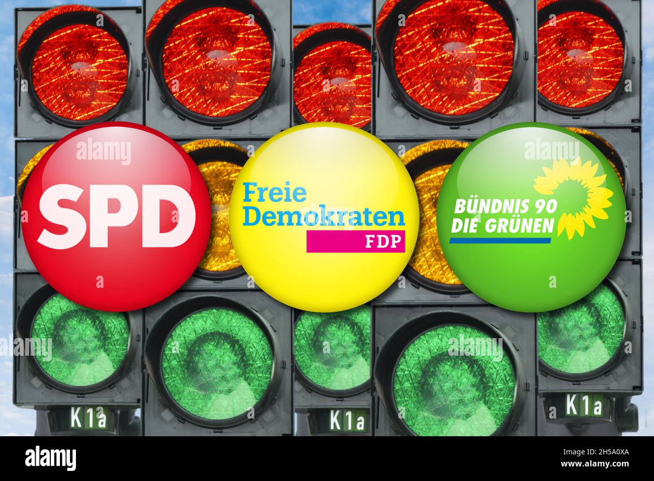 FOTOMONTAGE, Parteien-Anstecker vor Verkehrsampeln, Koalition aus SPD, FDP und Grüne, Ampel-Koalition Foto Stock