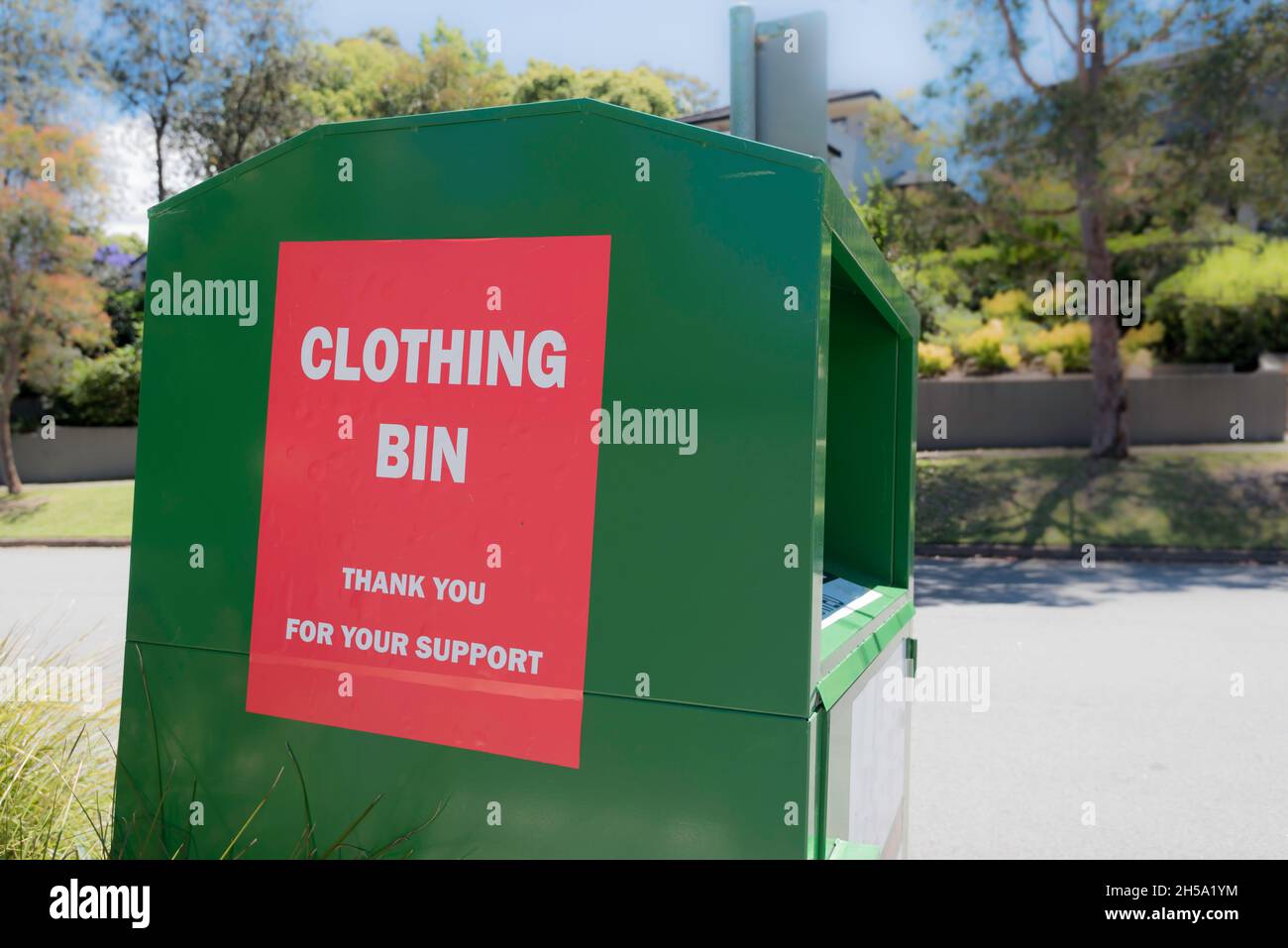 Un abbigliamento di beneficenza drop off bin su un sentiero a Sydney, Australia Foto Stock