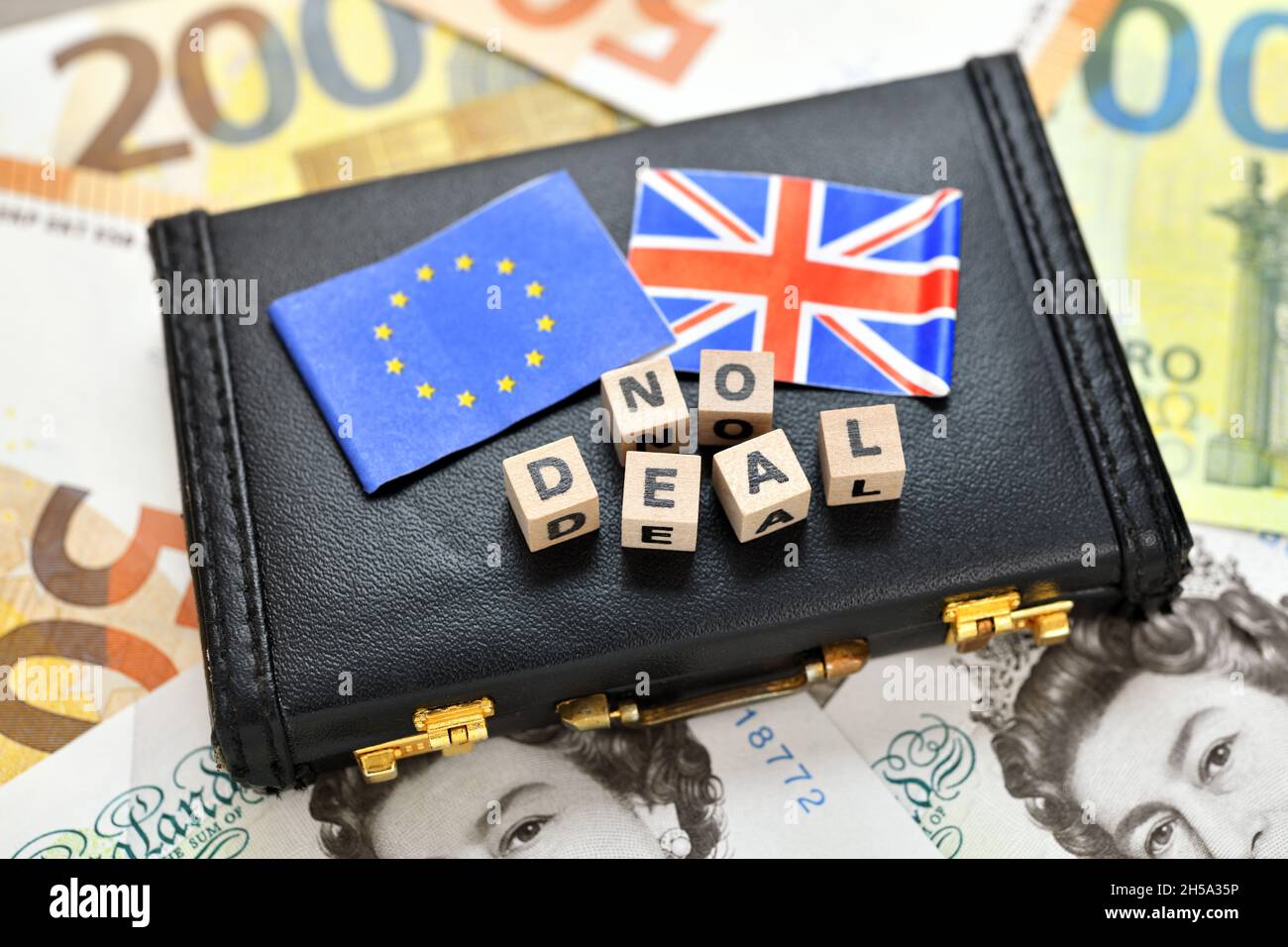 Aktenkoffer mit den Fahnen der Europäischen Union und Großbritannien dem Schriftzug No deal auf Geldscheinen, Symbolfoto Brexit Foto Stock