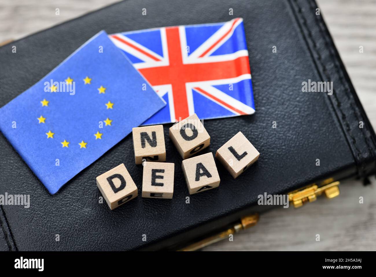 Aktenkoffer mit den Fahnen der Europäischen Union und Großbritannien dem Schriftzug No Deal, Symbolfoto Brexit Foto Stock