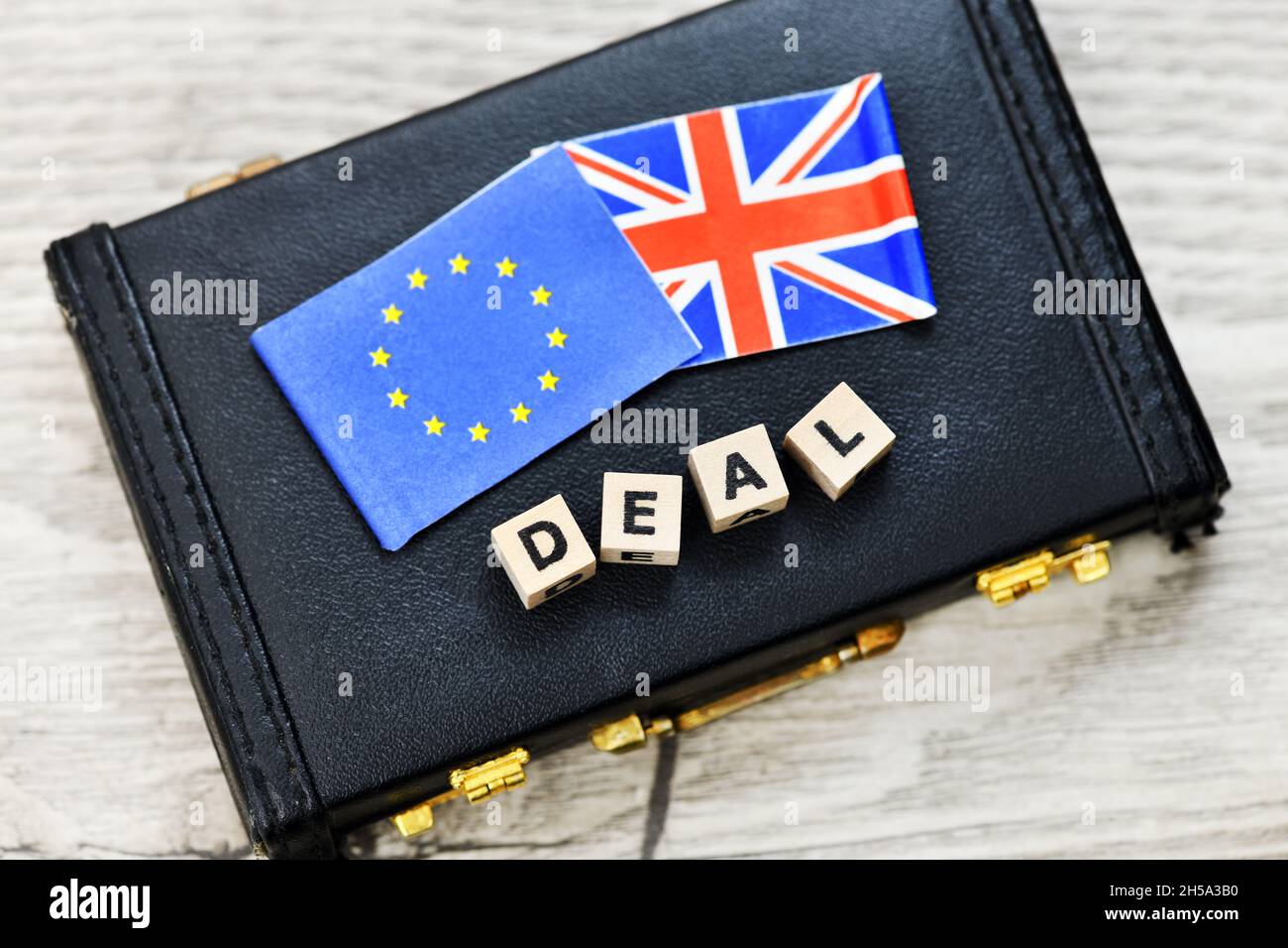 Aktenkoffer mit den Fahnen der Europäischen Union und Großbritannien dem Schriftzug Deal, Symbolfoto Brexit Foto Stock