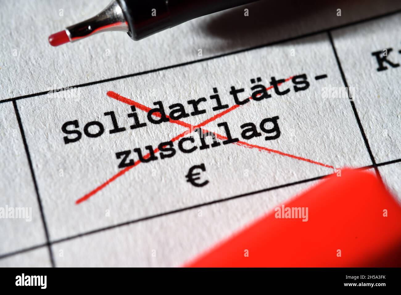 Durchgestrichener Posten für den Solidaritätszuschlag auf einem Steuerbescheid, Symbolfoto soli-Abschaffung Foto Stock