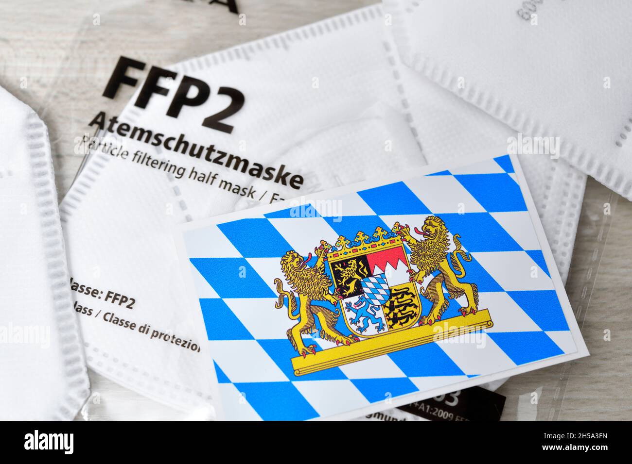 FFP2-Schutzmasken und Landeswappen von Bayern, FFP2-Maskenpflicht in Bayern Foto Stock