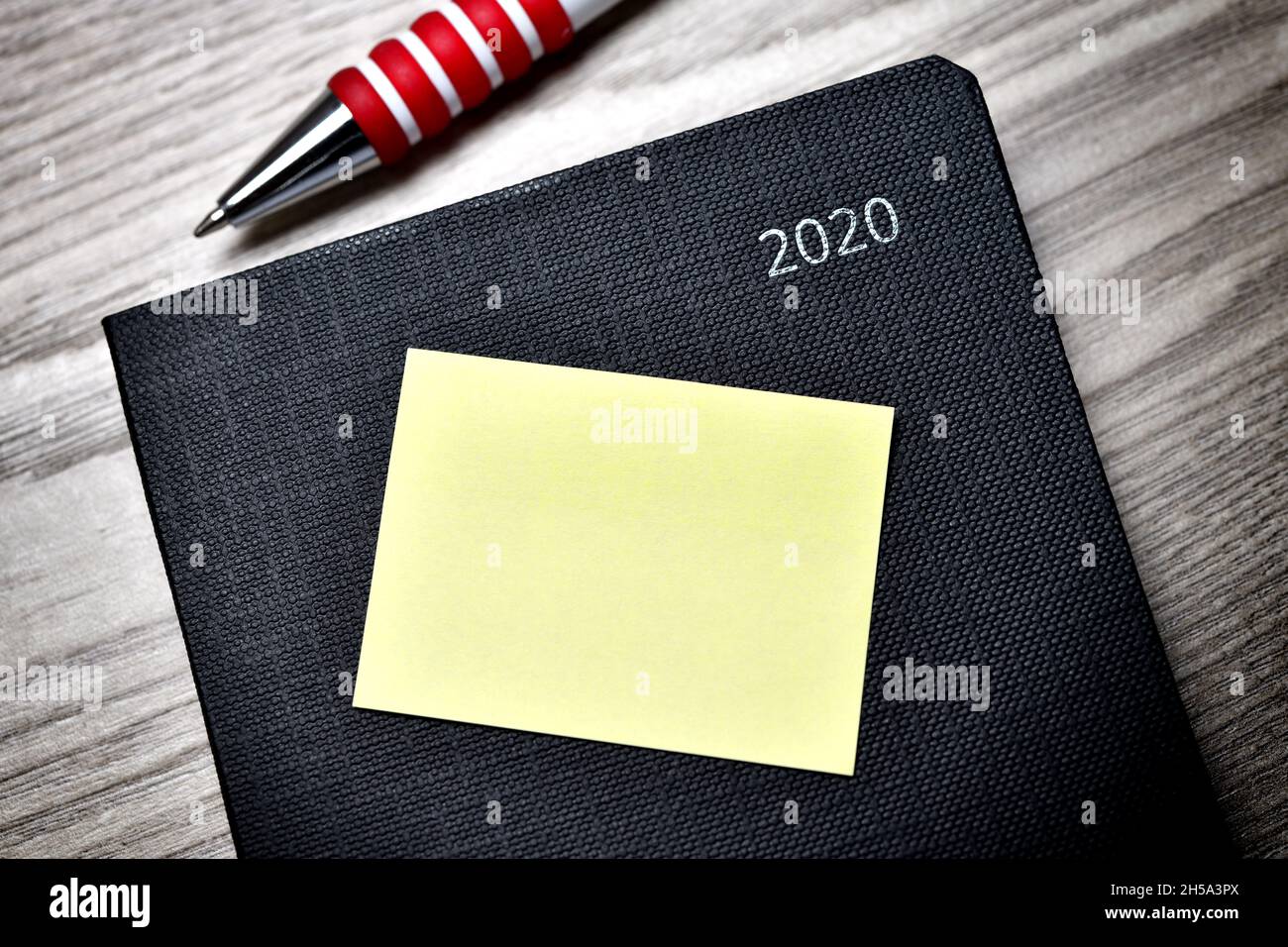 Kalender des Jahres 2020 mit Zettel Foto Stock