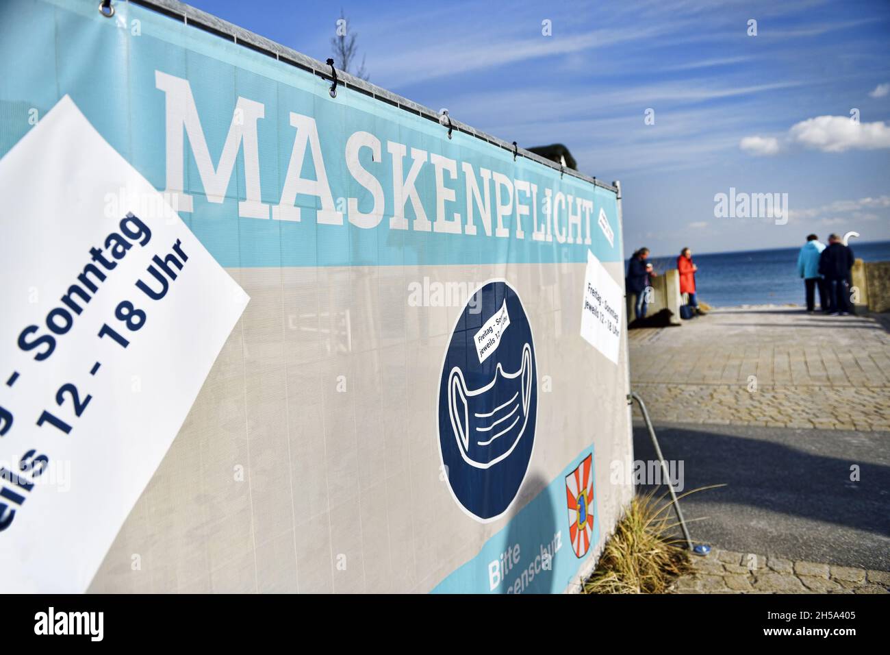 Maskenpflicht-Schild an der Strandpromenade in Haffkrug, Scharbeutz, Schleswig-Holstein, Deutschland, Europa Foto Stock