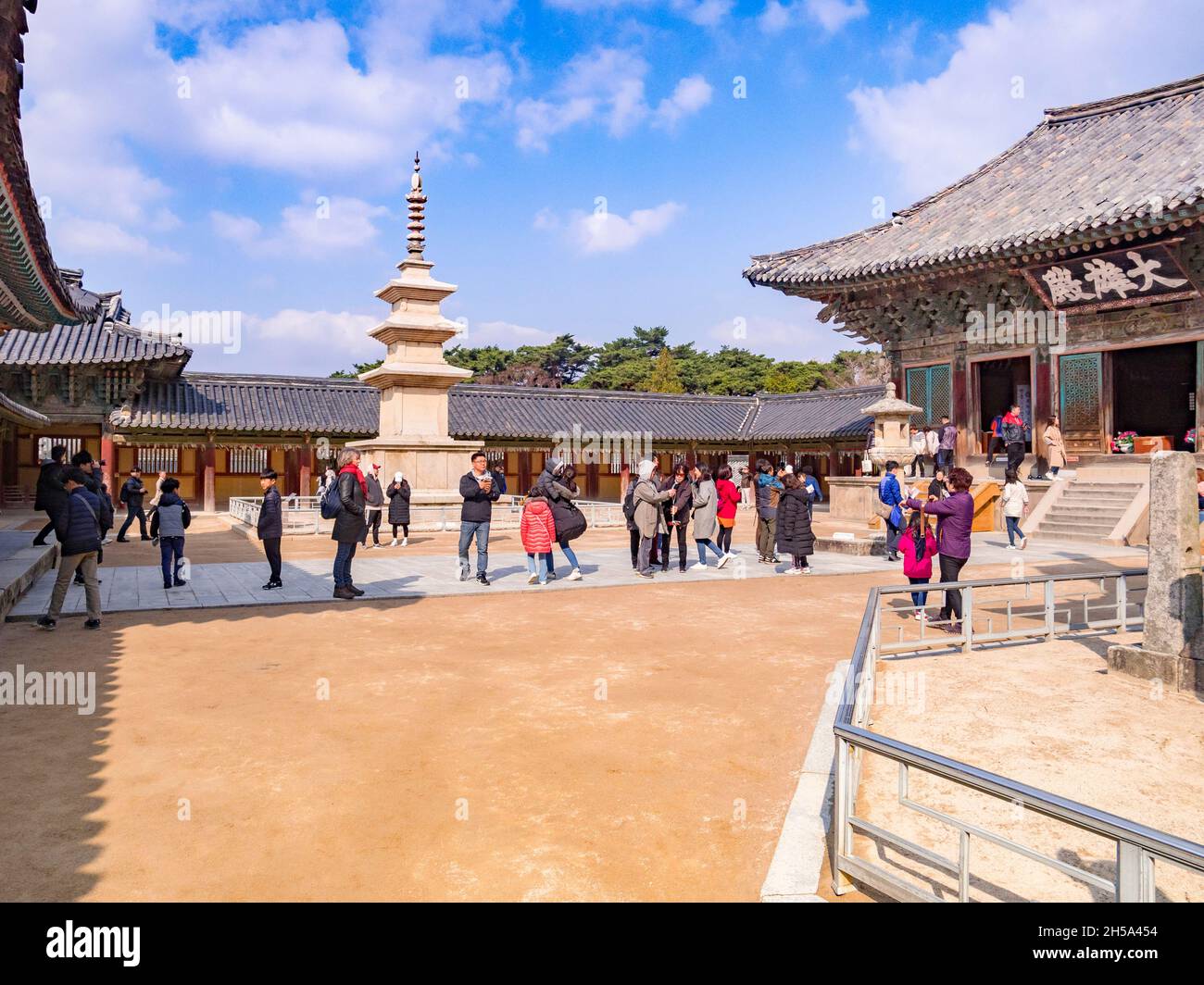 31 Marzo 2019: Gyeong-Ju, Corea del Sud - visitatori presso il Bulguksa Tempio Buddista, Gyeong-Ju, un sito Patrimonio Mondiale dell'UNESCO. Foto Stock