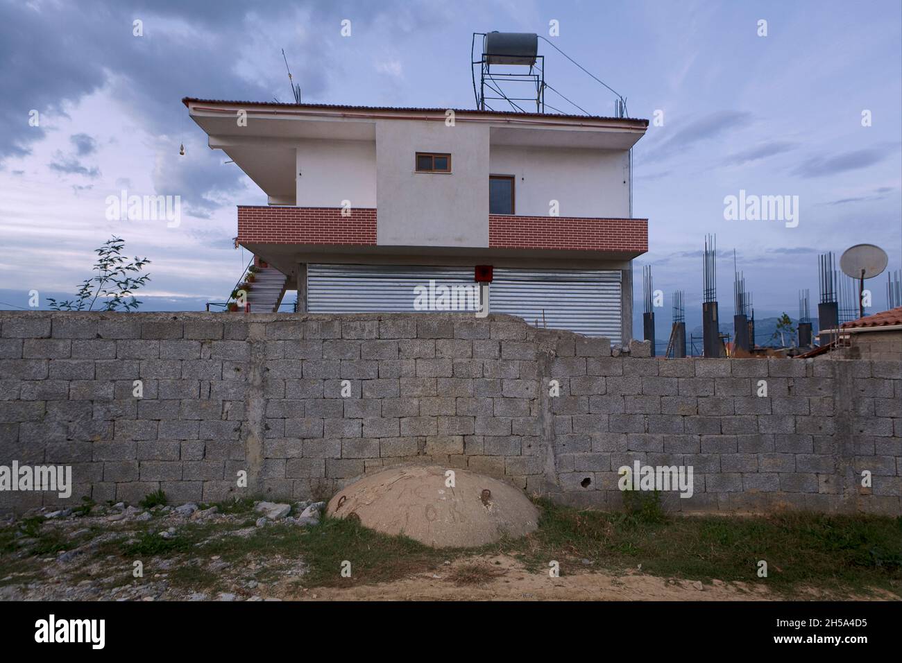 Bunker che è un ostacolo ha un muro costruito su di esso. Albania Foto Stock