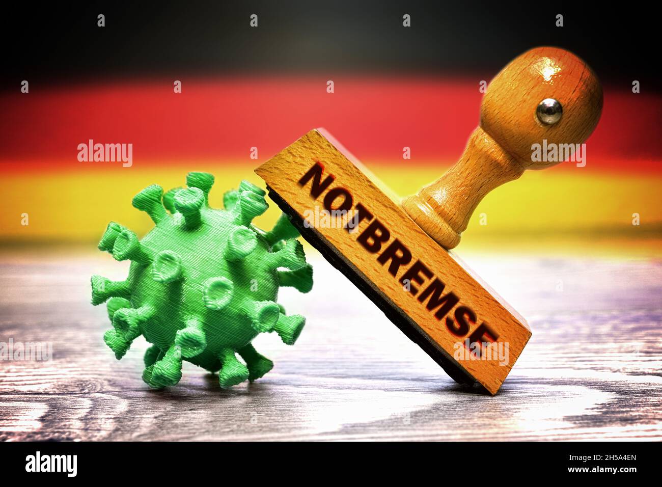 FOTOMONTAGE, Stempel mit der Aufschrift Nobbremse auf Coronavirus vor Deutschlandfahne, Symbolfoto Corona-Nobbremse Foto Stock