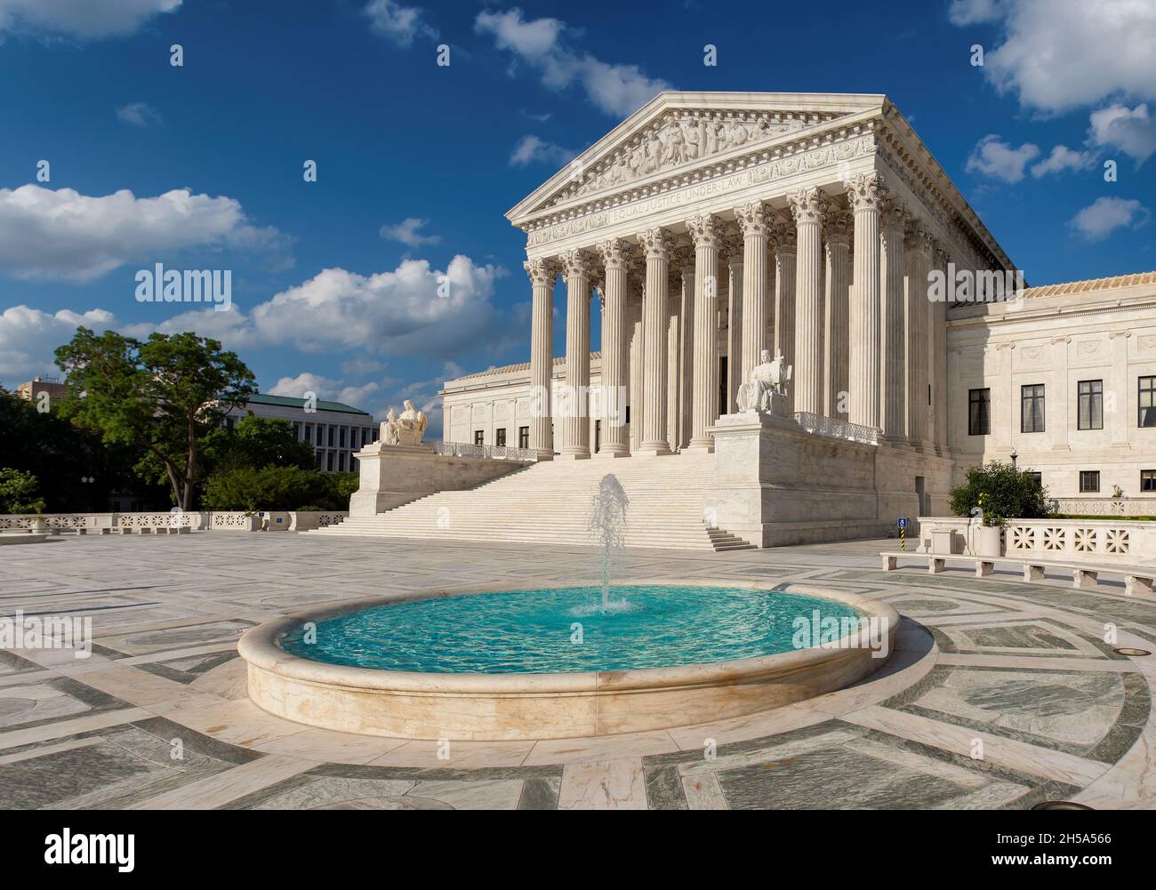 Il Palazzo della Corte Suprema degli Stati Uniti il giorno d'estate a Washington DC, USA. Foto Stock