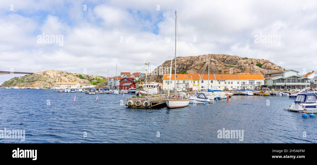 Smögen, Svezia - 9 giugno 2021: Baia interna a Smögen con costruzione sullo sfondo e barche a vela nella baia del mare Foto Stock
