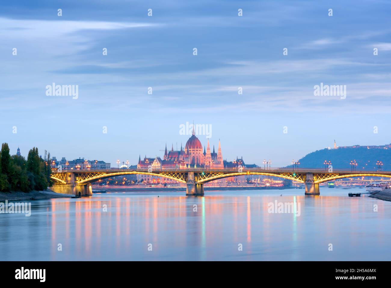 Vista dell'edificio del Parlamento ungherese sul ponte Margherita di Budapest Foto Stock