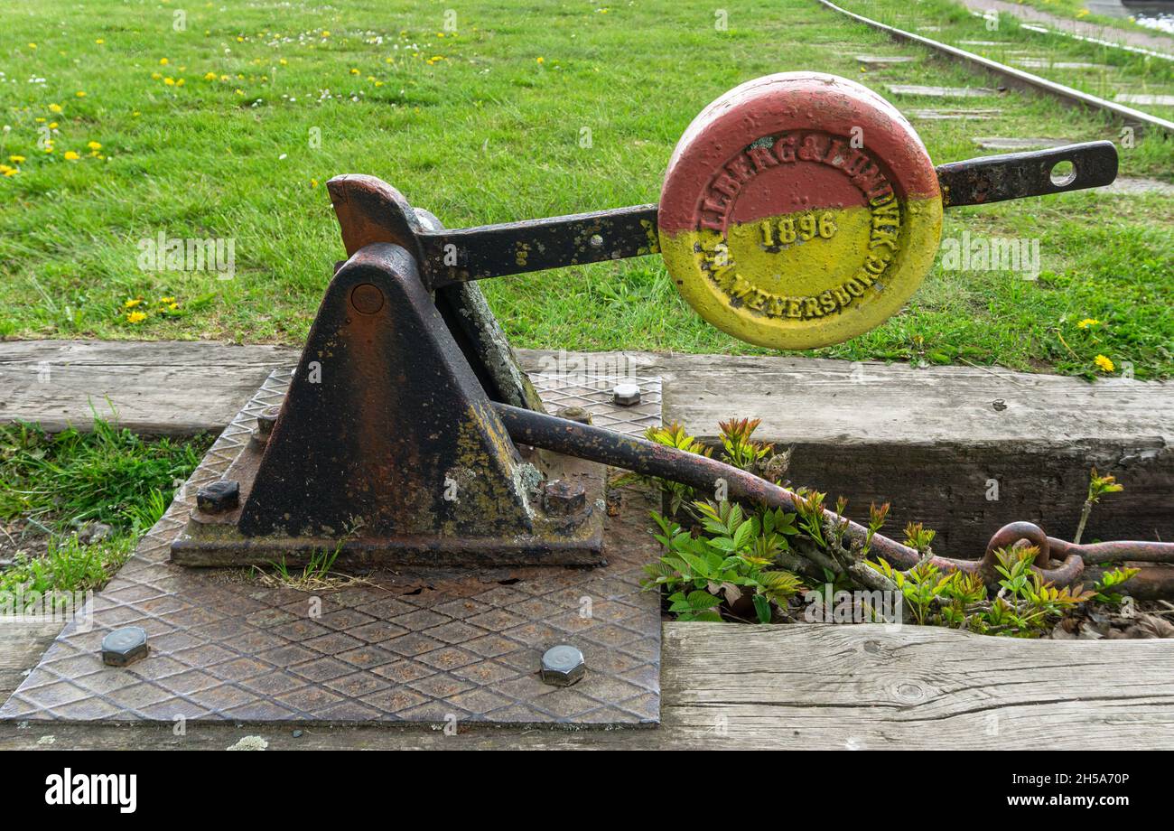 Vadstena, Svezia - 23 maggio 2021: Vecchio commutatore ferroviario su binari abbandonati in una delle città svedesi Foto Stock