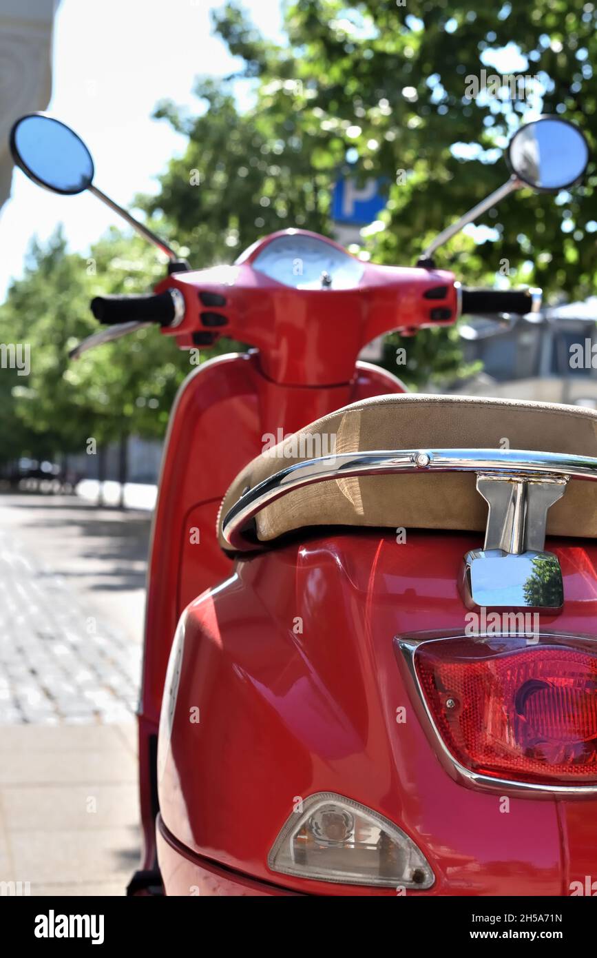 Lato posteriore dello scooter rosso con luce di arresto posteriore. La moto è un veicolo e trasporto in città. Noleggio scooter per la guida in città. Foto Stock