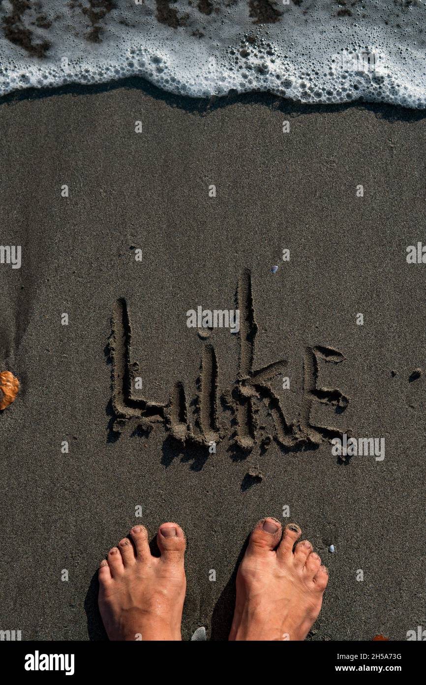 primo piano dei piedi sulla sabbia. bali Foto Stock