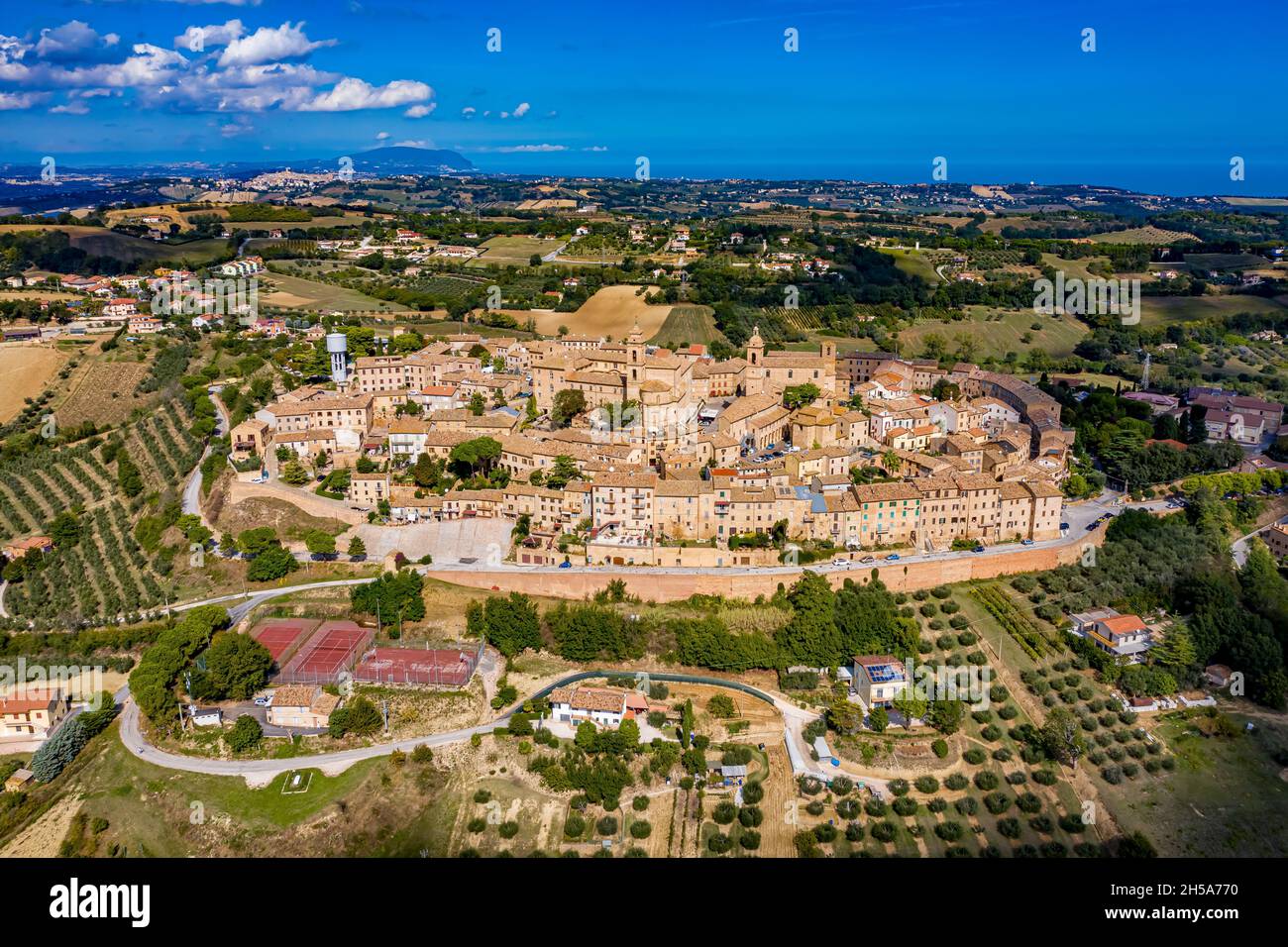 Montecosaro in Italien aus der Luft Foto Stock