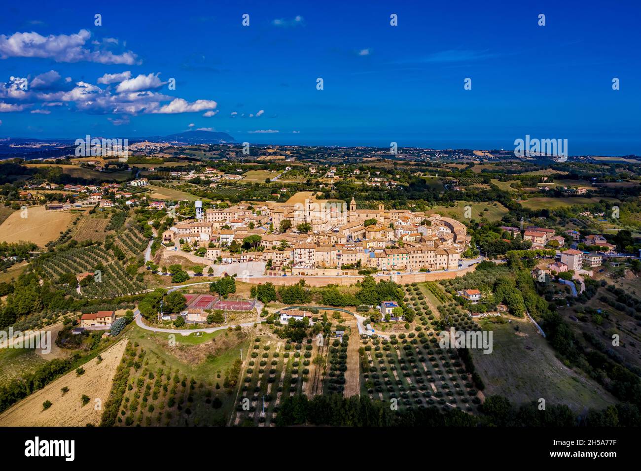 Montecosaro in Italien aus der Luft Foto Stock