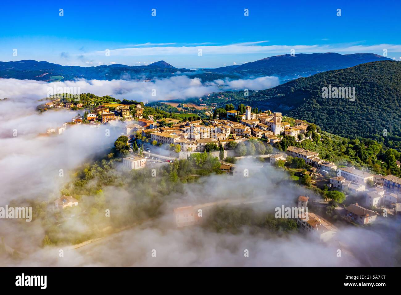 Italia dall'alto | Schöne Landschaften aus Italien der Luft gefilmt Foto Stock
