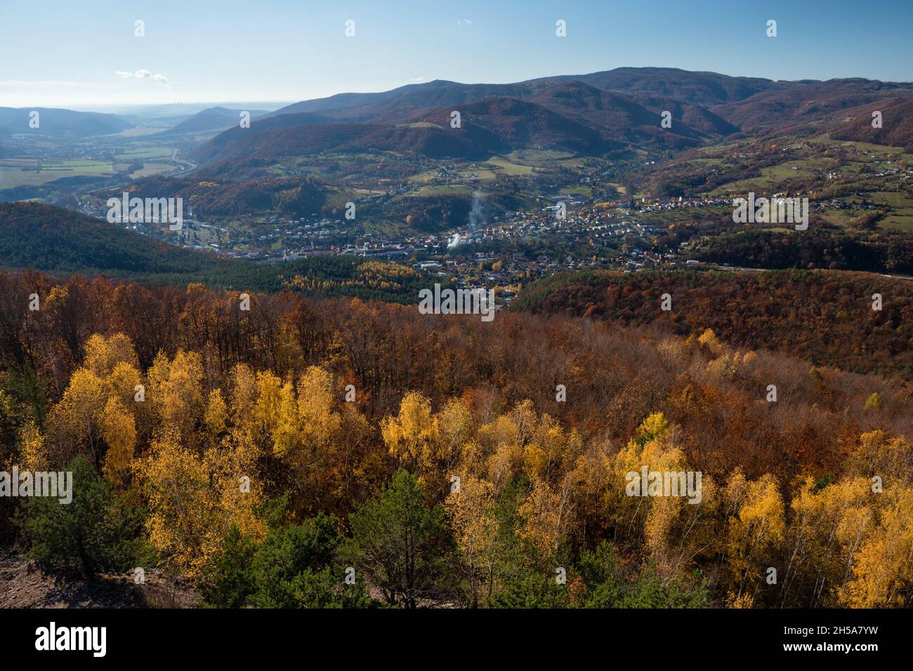 Autunno foresta vista dalla torre di osservazione Haj a Nova Bana, repubblica slovacca Foto Stock