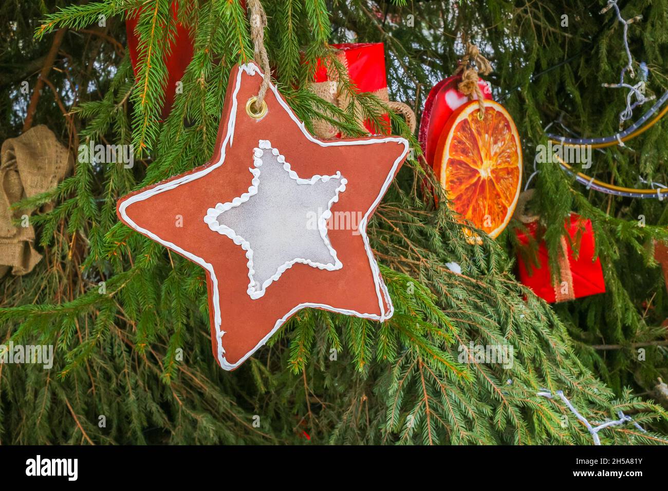 Stella decorativa, decorazione di Natale fatta a mano appeso su un ramo di un albero di Natale. Foto Stock