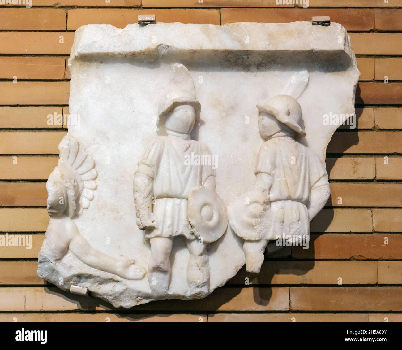 Rilievo di marmo che mostra due gladiatori pronti per il combattimento. Museo Nacional de Arte Romano, Merida, Provincia di Badajoz, Extre Foto Stock