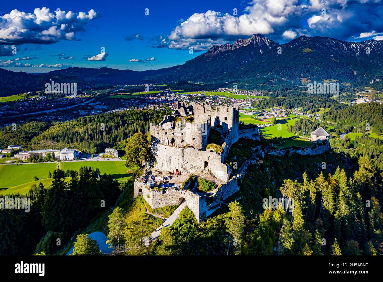 Burgruine Ehrenberg a Österreich aus der Luft Foto Stock