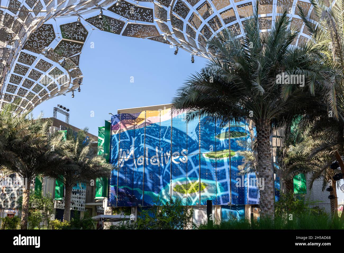 Dubai, Emirati Arabi Uniti, 27.10.2021. Padiglione Maldive all'Expo 2020 Dubai con costruzioni artificiali di alberi e palme intorno. Foto Stock