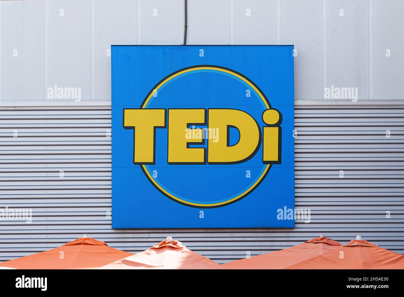 LA ELIANA, SPAGNA - 27 OTTOBRE 2021: Tedi è un rivenditore tedesco non-food low prices Foto Stock