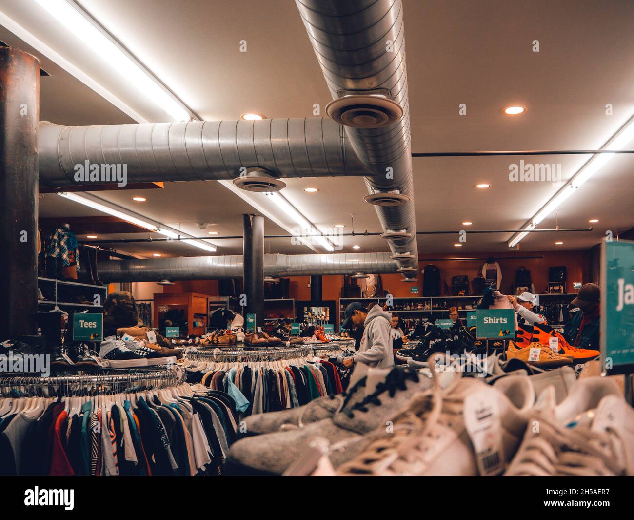 Shopping per i vestiti di seconda mano Foto Stock