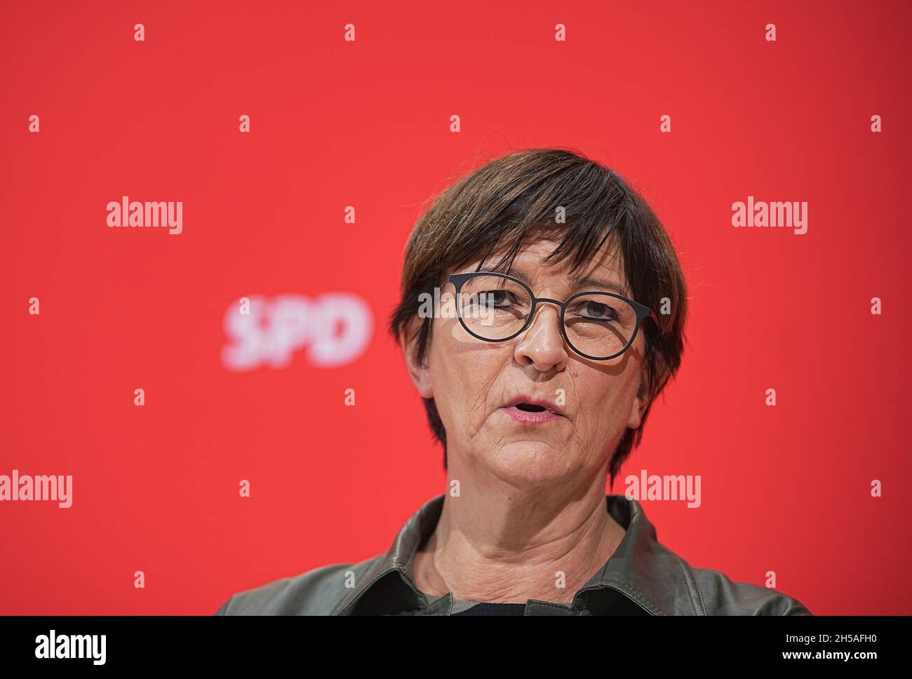 Berlino, Germania. 8 novembre 2021. Saskia Esken, presidente in carica della SPD, terrà una conferenza stampa dopo le consultazioni delle commissioni superiori della SPD sulla nuova leadership del partito alla Willy Brand House. Credit: Michael Kappeler/dpa/Alamy Live News Foto Stock