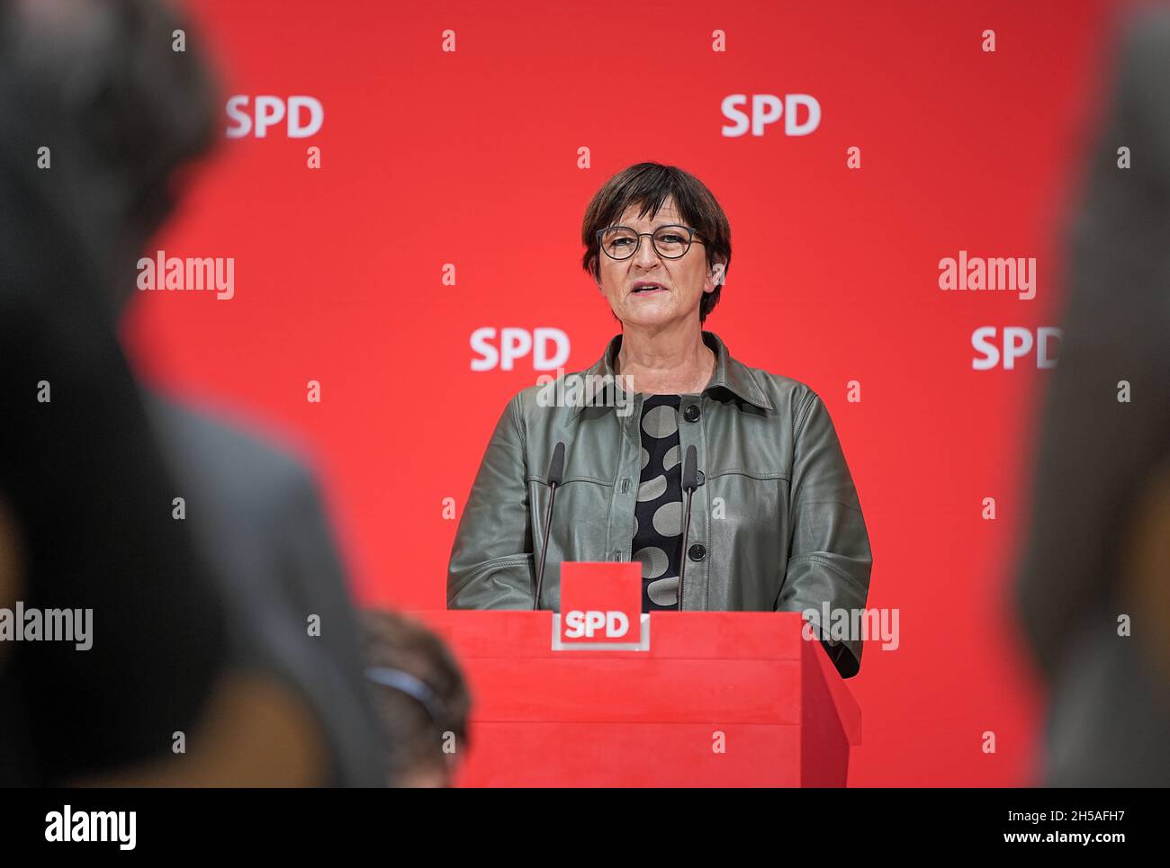 Berlino, Germania. 8 novembre 2021. Saskia Esken, presidente in carica della SPD, terrà una conferenza stampa dopo le consultazioni delle commissioni superiori della SPD sulla nuova leadership del partito alla Willy Brand House. Credit: Michael Kappeler/dpa/Alamy Live News Foto Stock