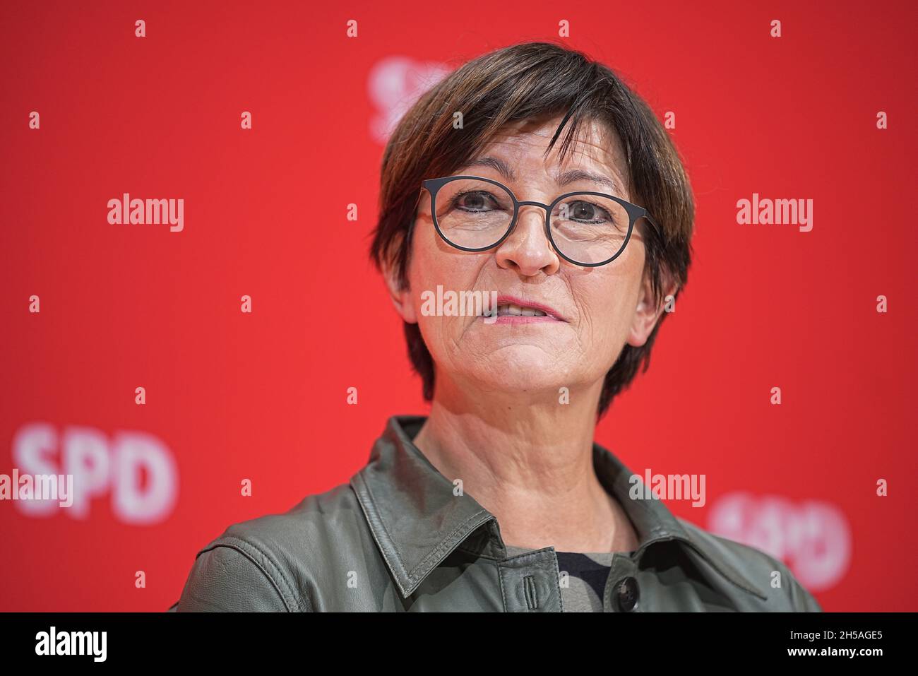 08 novembre 2021, Berlino: Saskia Esken, presidente in carica della SPD, terrà una conferenza stampa dopo le consultazioni dei comitati superiori della SPD sulla nuova leadership del partito alla Willy Brand House. Foto: Michael Kappeler/dpa Foto Stock